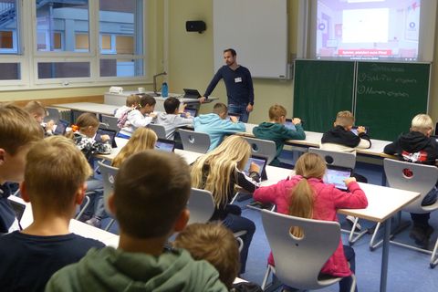 Gemeinsam mit Geografielehrer Tobias Dedisch entdeckten die Viertklässler die digitalen Möglichkeiten am GyDo. 