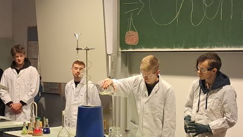 Schülerinnen und Schüler der Jahrgangsstufe 2 begeisterten die Zuschauer mit ihrer selbst entworfenen Chemie-Show