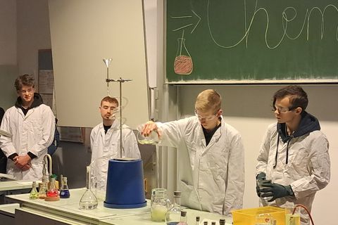 Schülerinnen und Schüler der Jahrgangsstufe 2 begeisterten die Zuschauer mit ihrer selbst entworfenen Chemie-Show