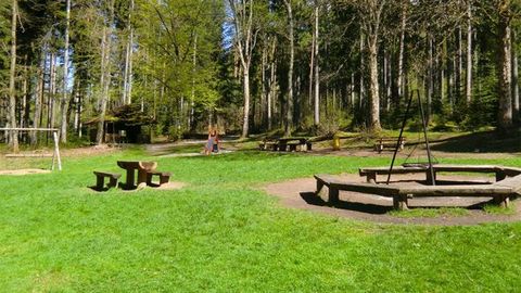 Grillplatz mit Spielplatz und Sitzgelegenheit