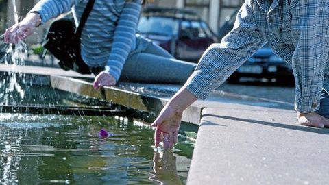 Der Brunnen am Marktplatz ist im Sommer nicht nur bei Kindern beliebt