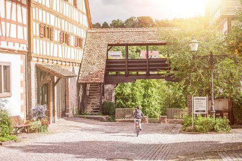Zehntscheuer mit Wehrgang