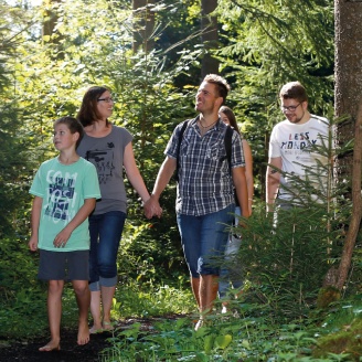 Familie beim Barfußwandern